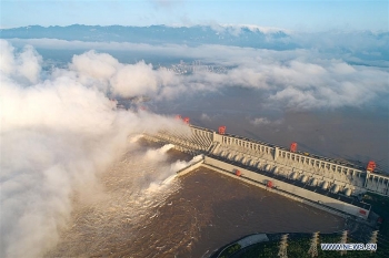 china massive flood update floodwater discharged from three gorges dam images